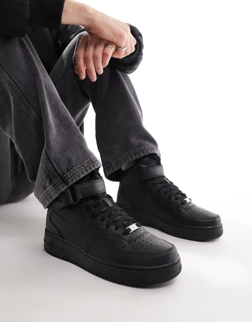 krossivky-nike-air-force-na-nozi